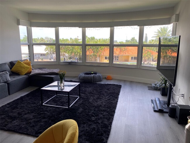 Photo - 3031 NE 51st St Unidad 305W