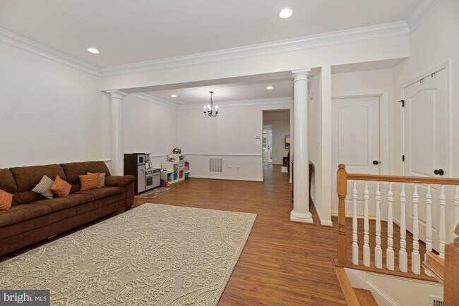 Photo - 43241 Mitcham Square