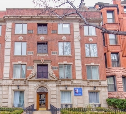 Building Photo - 1504 N Dearborn St Unit 402
