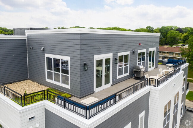 Common Area Patio - The Hamptons at Hilldale