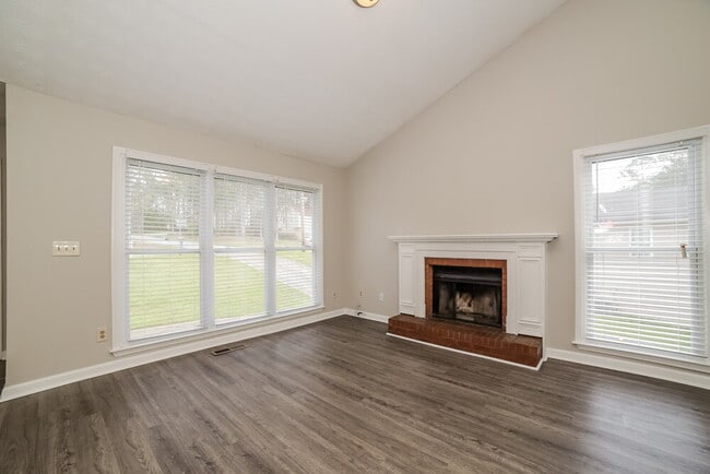Photo - 3106 Calumet Cir NW
