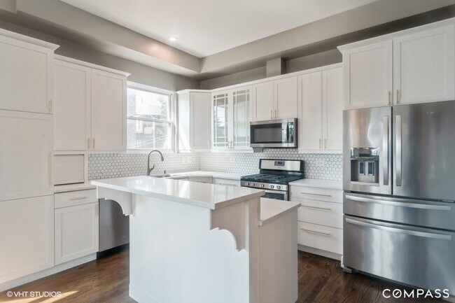 Welcome to a kitchen that redefines modern culinary spaces. Step into this beautifully designed kitc - 916 N Elizabeth St