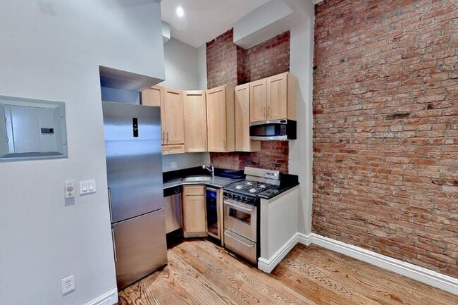 Building Photo - 138 E 16th St Rental