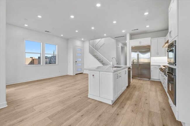 Building Photo - Large Modern Town Home with Oversize Backyard Guarded Luxury Neighborhood