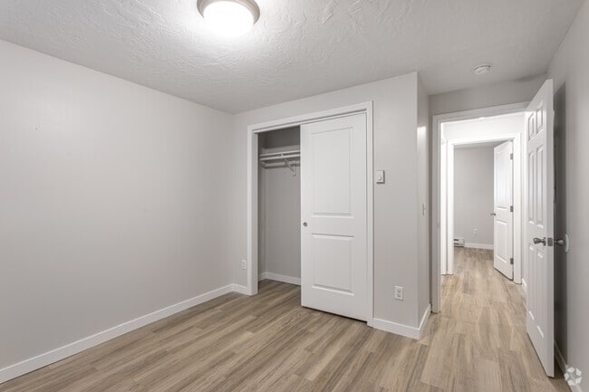 2BR, 1BA - 780SF