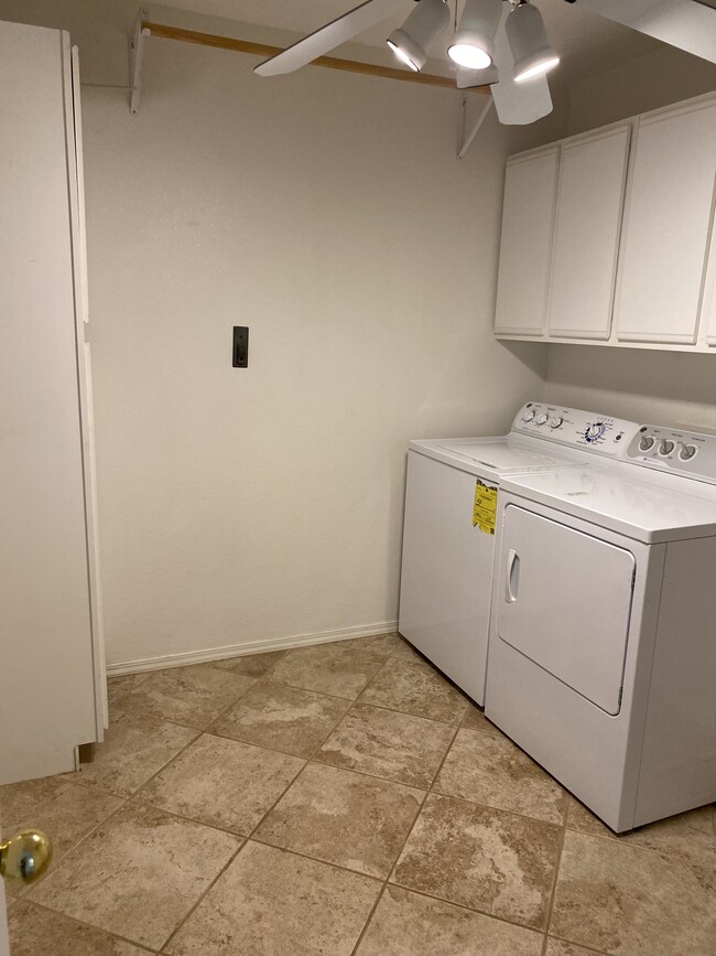 Laundry room - 911 W Madera Ln Casa Adosada