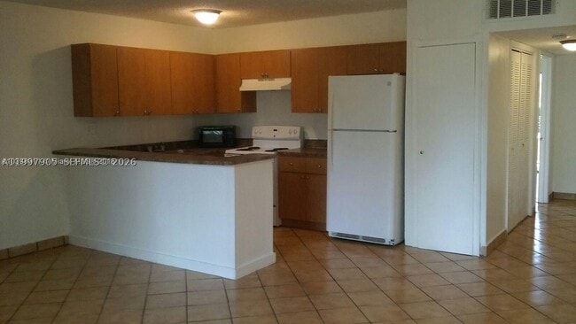Building Photo - 12120 NE 6th Ave Unit 9