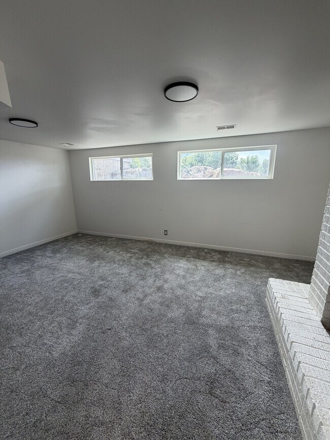 Photo - 943 E Crestwood Rd