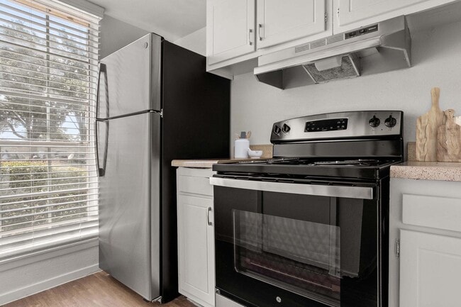 Building Photo - Chevy Chase Apartments