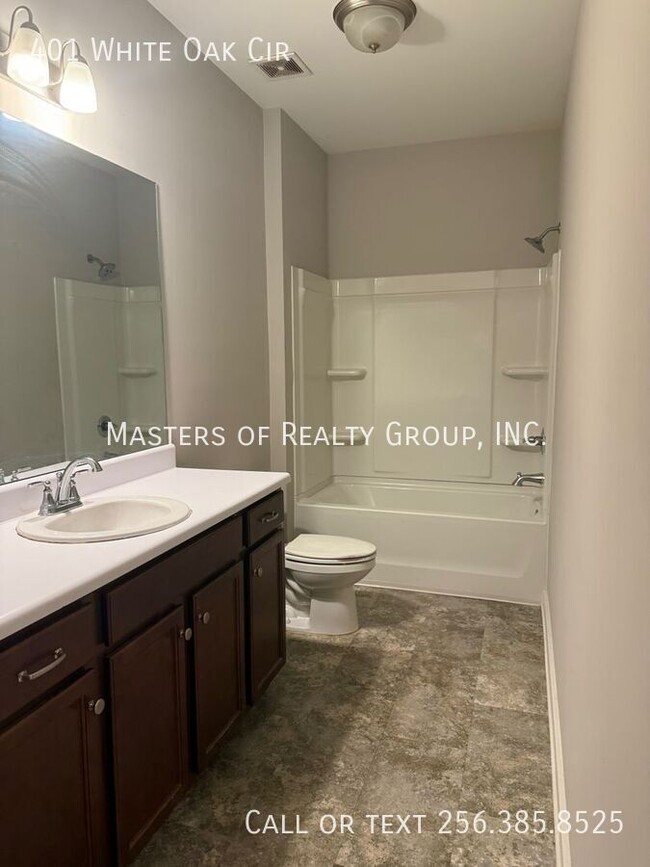 Building Photo - 401 White Oak Cir