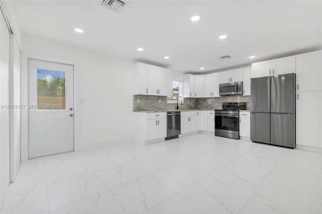 Photo - 810 SW 14th Ct