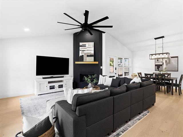 1220 Oxford Ln