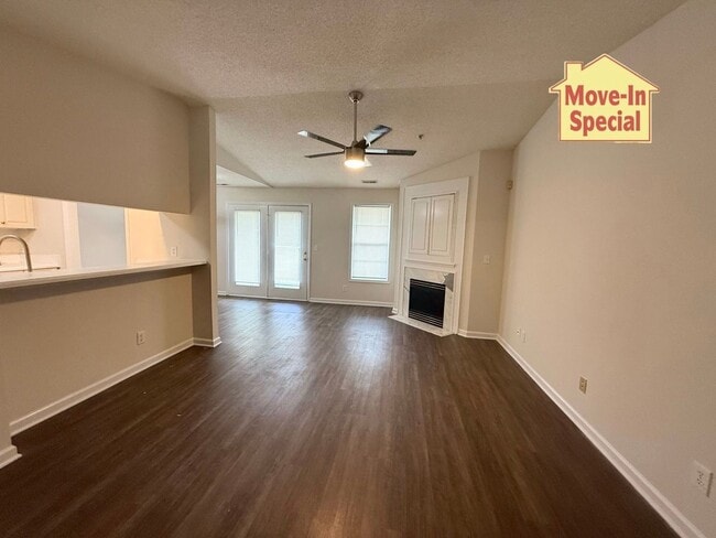 Building Photo - Modern Updated Top Floor Unit K
