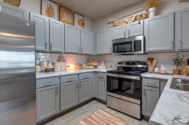 1BR, 1BA 879SF