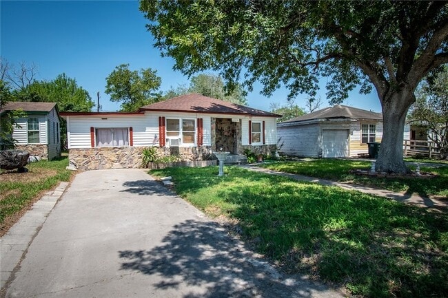 Photo - 121 W Ave E