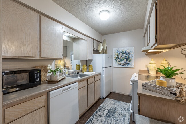 1BR, 1BA - 538SF - Kitchen - Spring Lake I/II