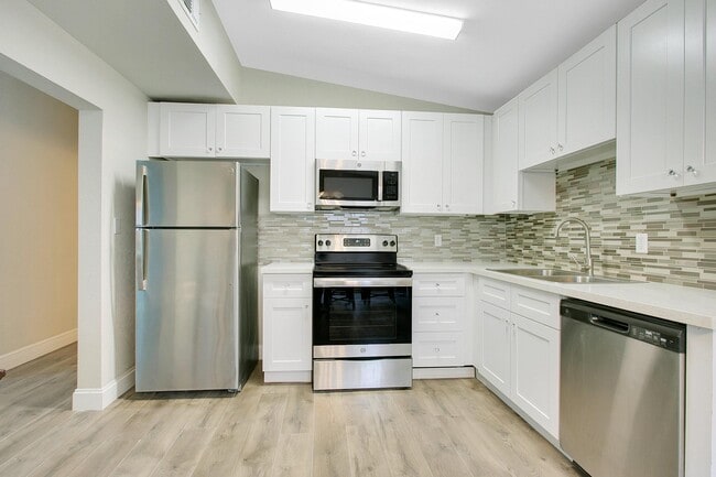 Building Photo - 5225 Van Aken Dr Rental