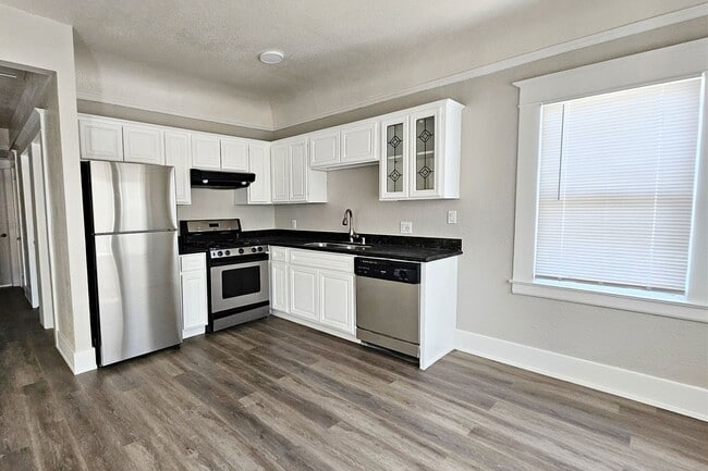 Building Photo - 342 W 10th St Unit 344