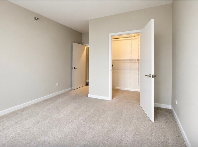 330 N Jefferson St Unit 1407