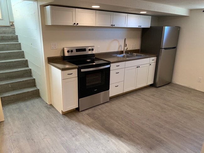 920 E 7th St Unit Downstairs