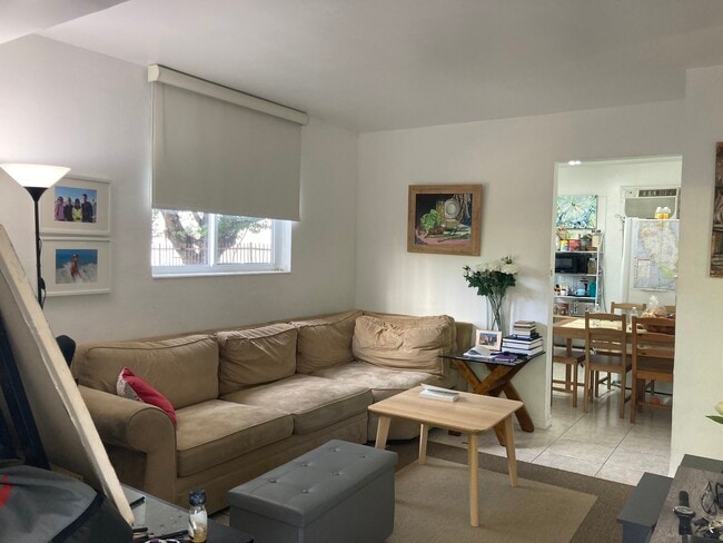 Building Photo - 152 SW 9th St Unit 1 Rental
