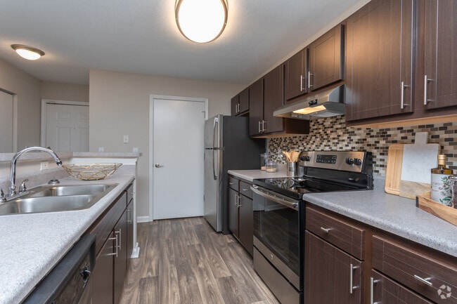 2BR, 2BA - 1040SF