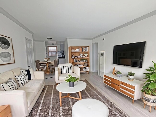 Building Photo - 6127 Romaine St