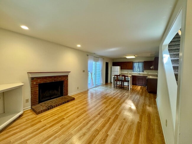 103 Lindsay St