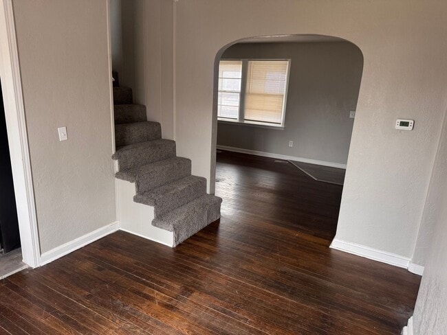 Building Photo - Cute Two Bedroom Home