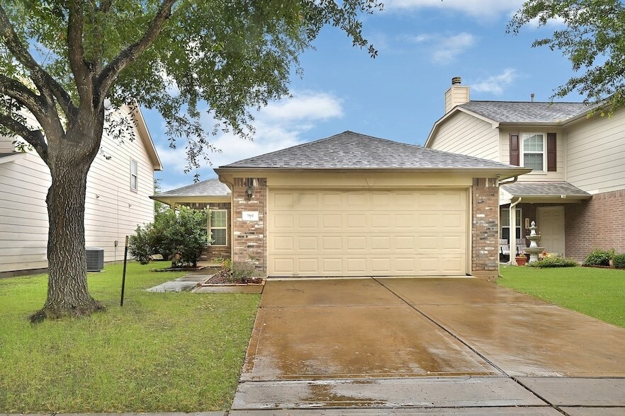Photo - 702 Heatherton Hill Ln