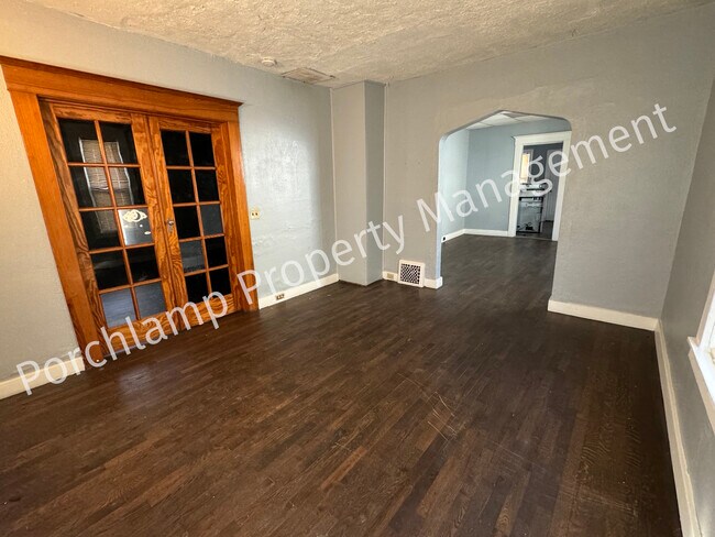 Photo - 749 Spencer St NE