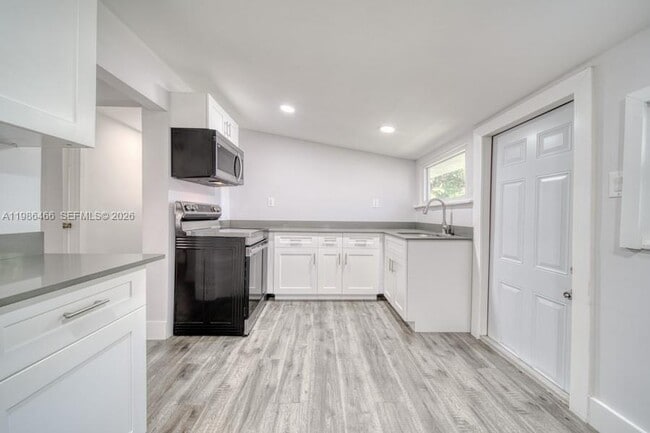 Building Photo - 3353 SW 23rd Terrace Unit 3355