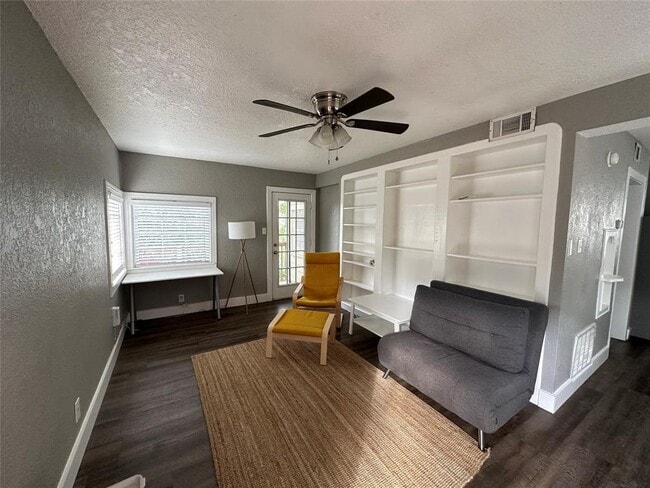 Photo - 404 W 51st St