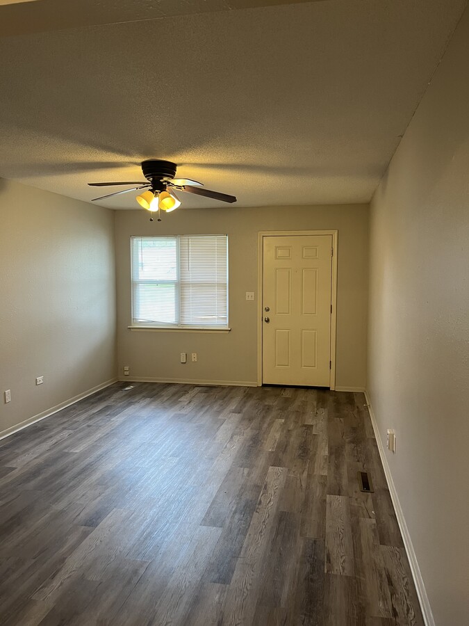 Photo - 400 NE Westwind Dr