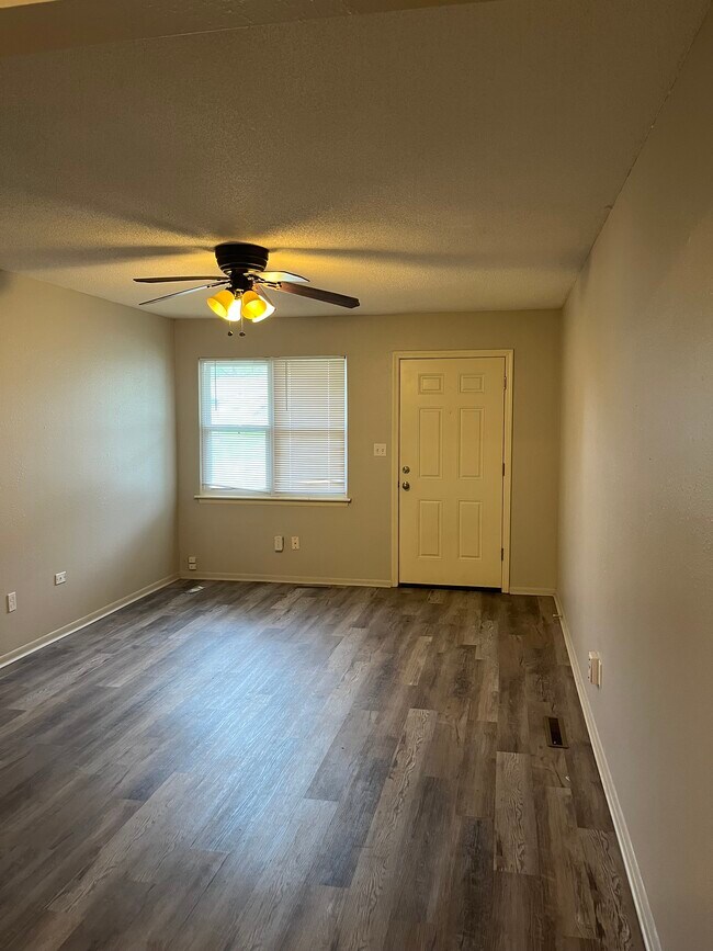 Photo - 400 NE Westwind Dr
