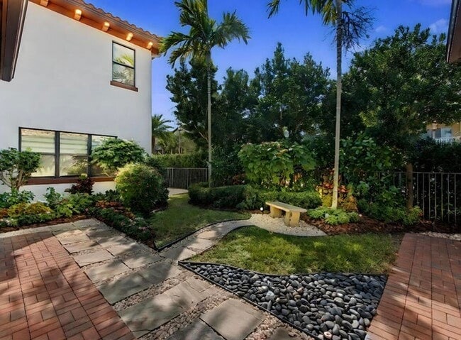 8125 Hobbes Way