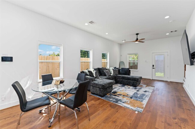 Photo - 3040 Webster St