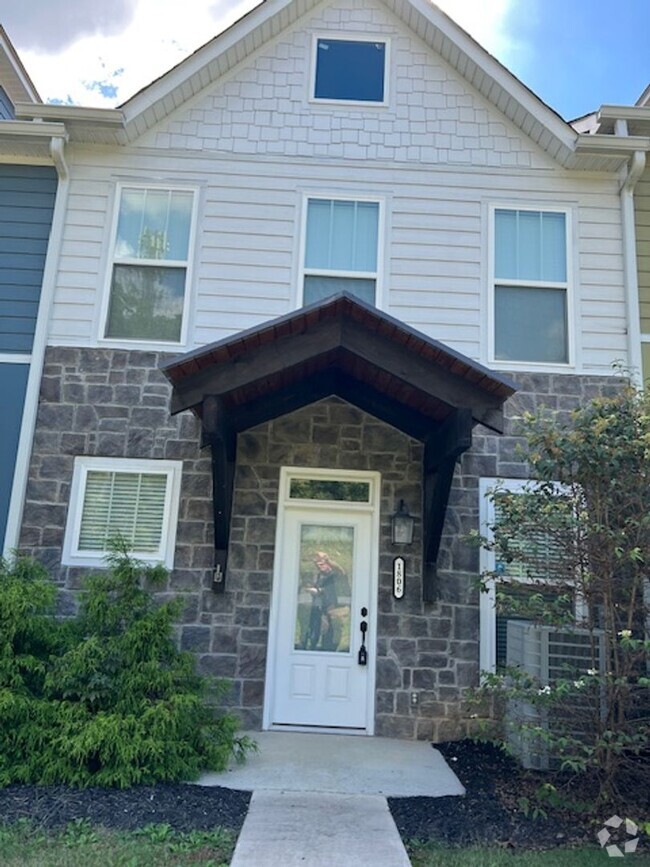 Building Photo - GORGEOUS TOWNHOME