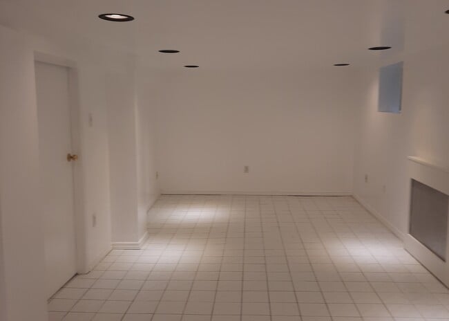 Photo - 727 Coxwell Av