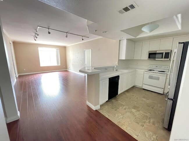 Building Photo - 9229 Regents Rd Unit L127