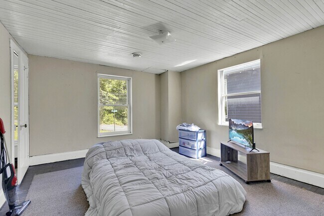 Photo - 352 Stewart St