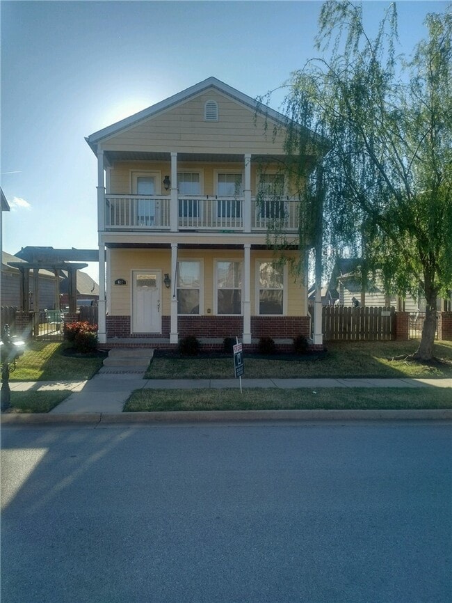 Building Photo - 637 N Longfellow Ln