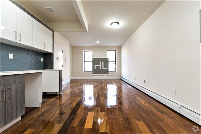 Building Photo - NEWLY RENOVATED COZY 3 BEDROOMS/ 2 BATHROO... Unit 2 Rental