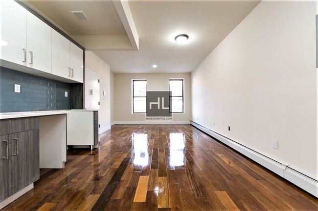 Building Photo - NEWLY RENOVATED COZY 3 BEDROOMS/ 2 BATHROO... Rental