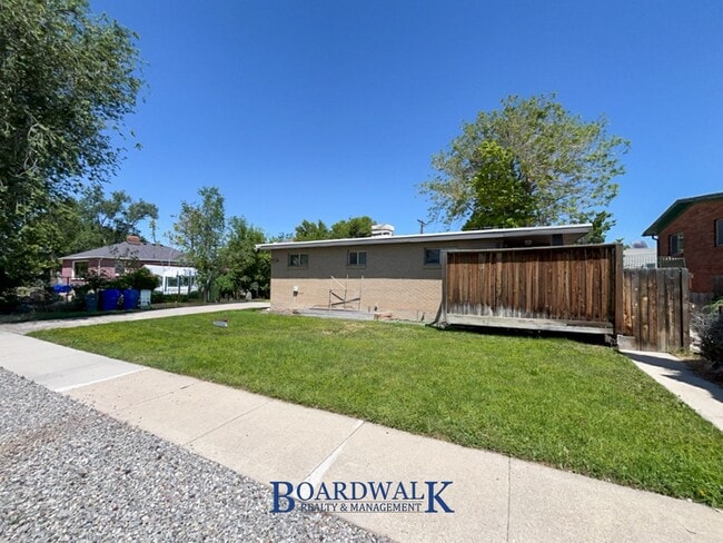 Building Photo - 325 Baird Cir Unit 325 E Baird Circle #1