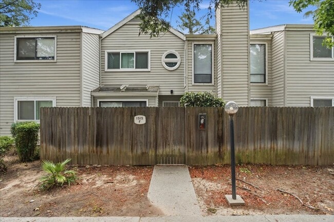 Building Photo - 1515 Hood Rd Unit F