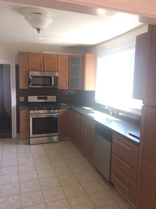 Building Photo - 76 Oak St Unit 3 Rental