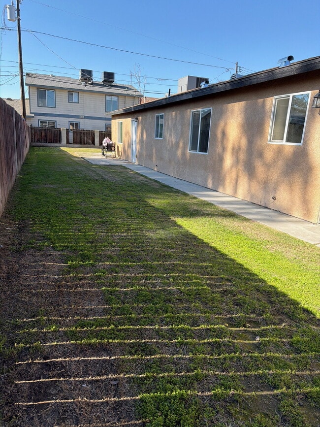 Building Photo - Modern Comfort Meets Everyday Style