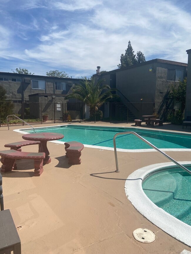 Área de piscina - Summer View Apartment Homes