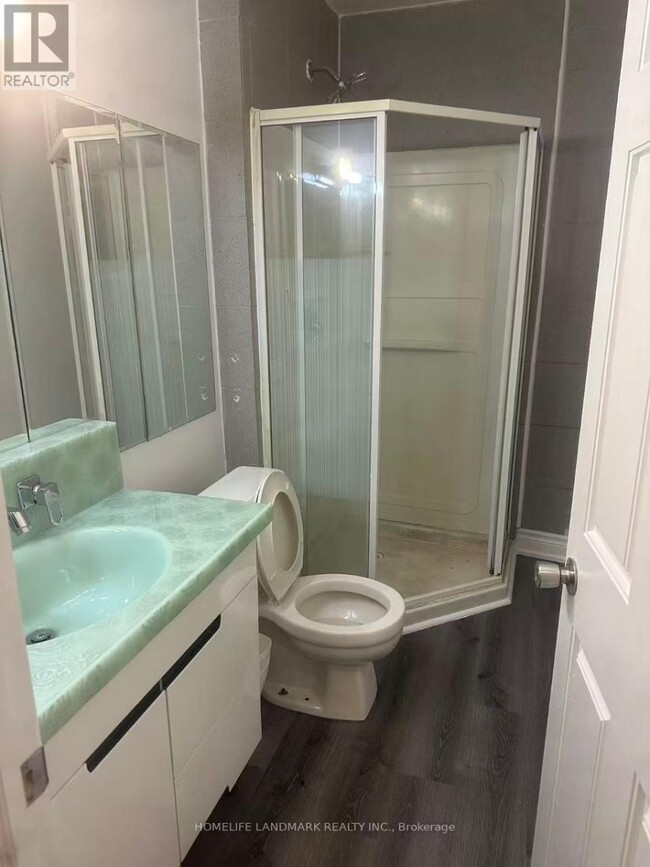 Photo - 92 King St W